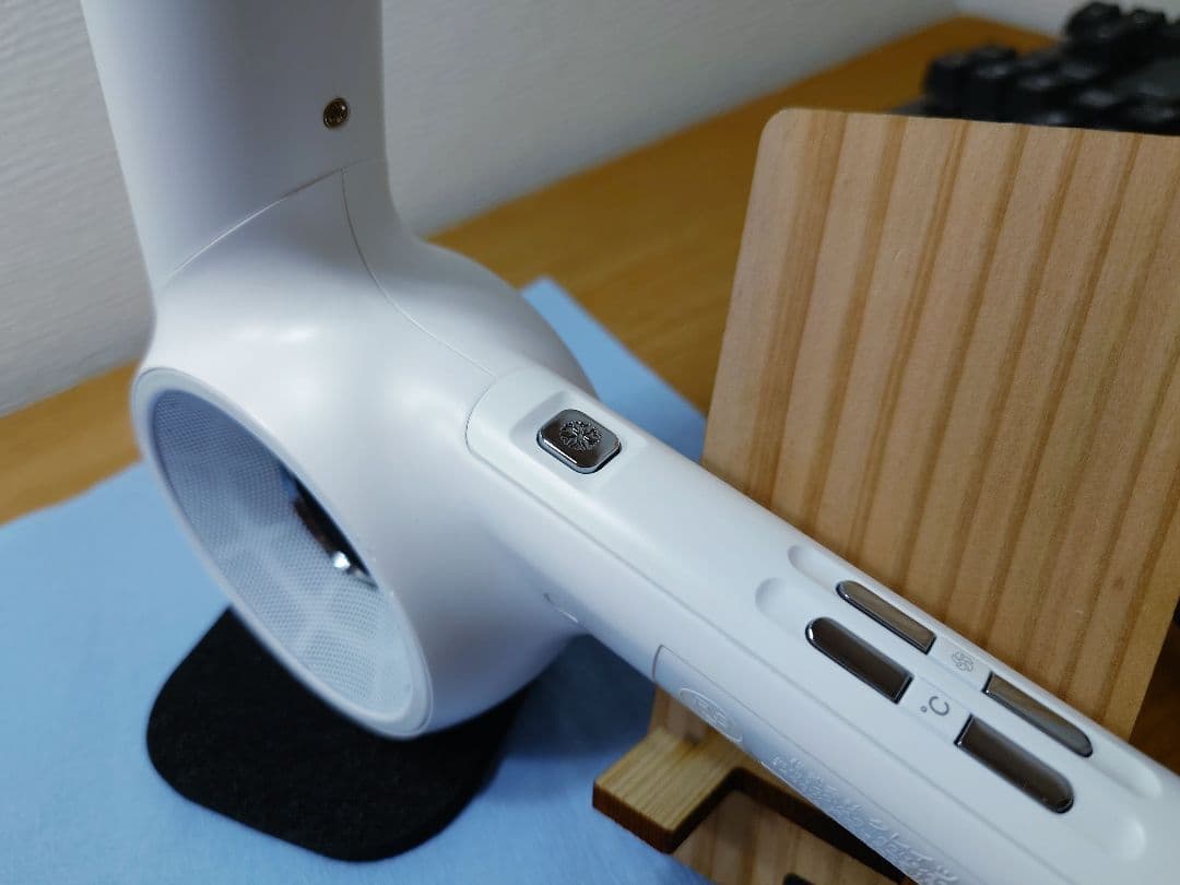 HOLISTIC cures マグネットヘアプロ ドライヤーゼロホワイト