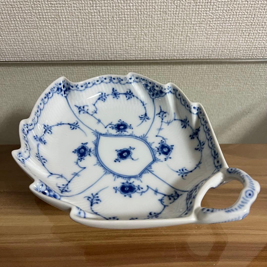 ☆ロイヤルコペンハーゲン ブルーフルーテッドハーフレース リーフプレート