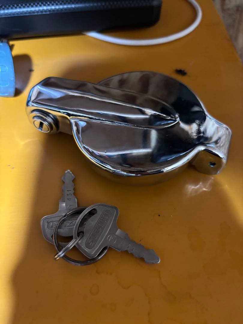 GT380 タンクキャップ　　美品　鍵付　新古品