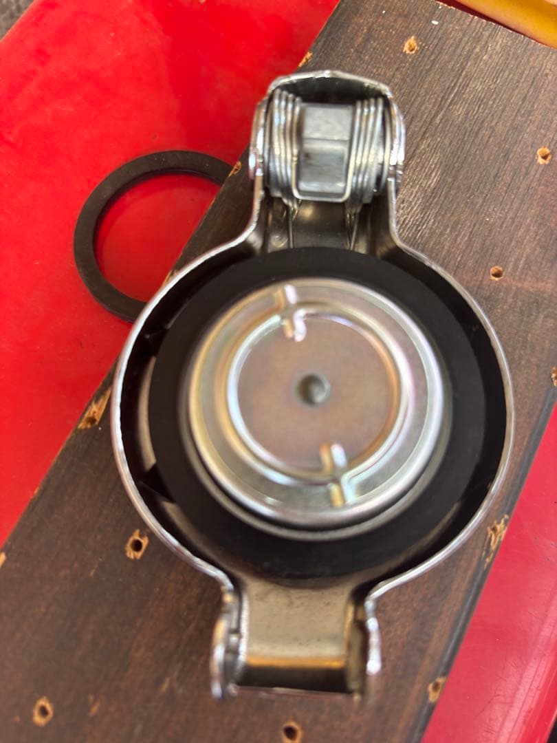 GT380 タンクキャップ　　美品　鍵付　新古品