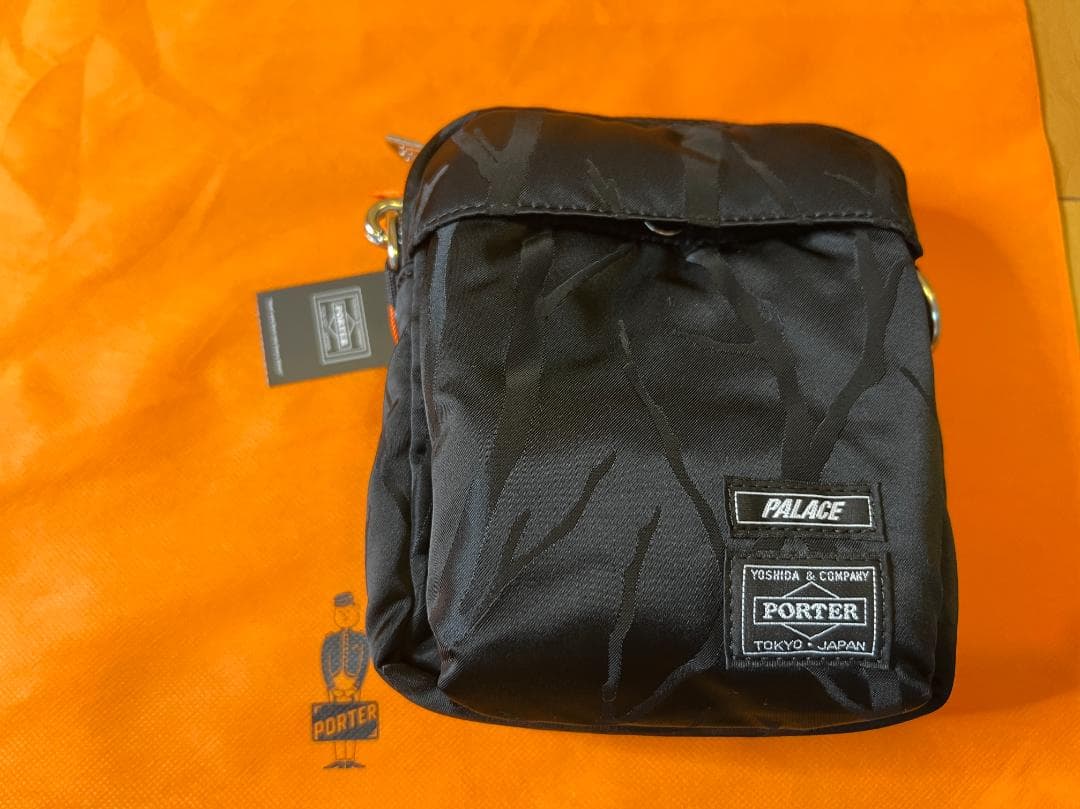 PALACE PORTER VERTICAL SHOULDER BAG 黒