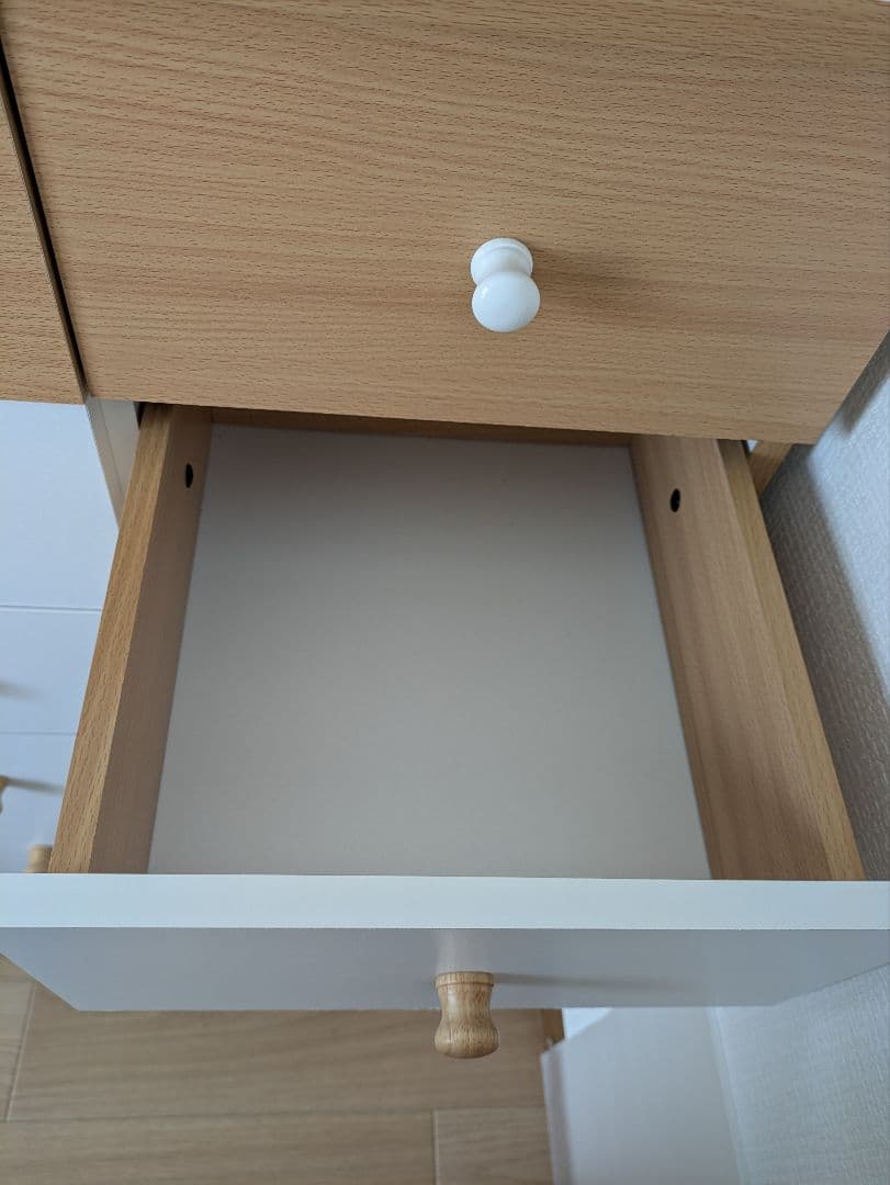 子ども用ホワイトとナチュラルウッドの衣類収納チェスト