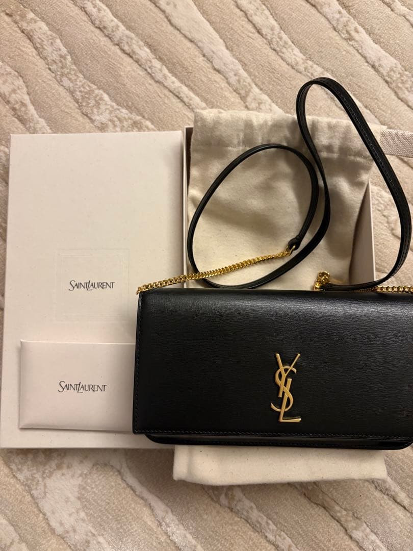 ストラップ付きフォンホルダー “モノグラム”（スムースレザー）　サンローラン