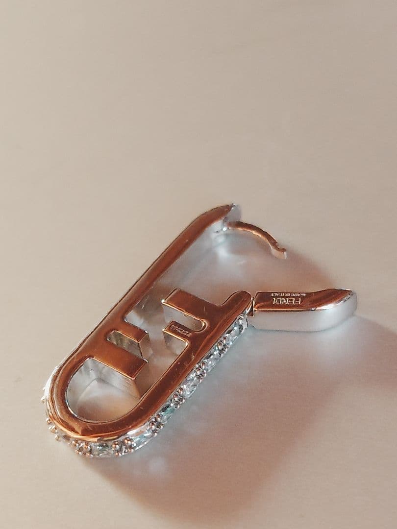 FENDI　クリスタル装飾 安全ピン型ピアス(片耳用)