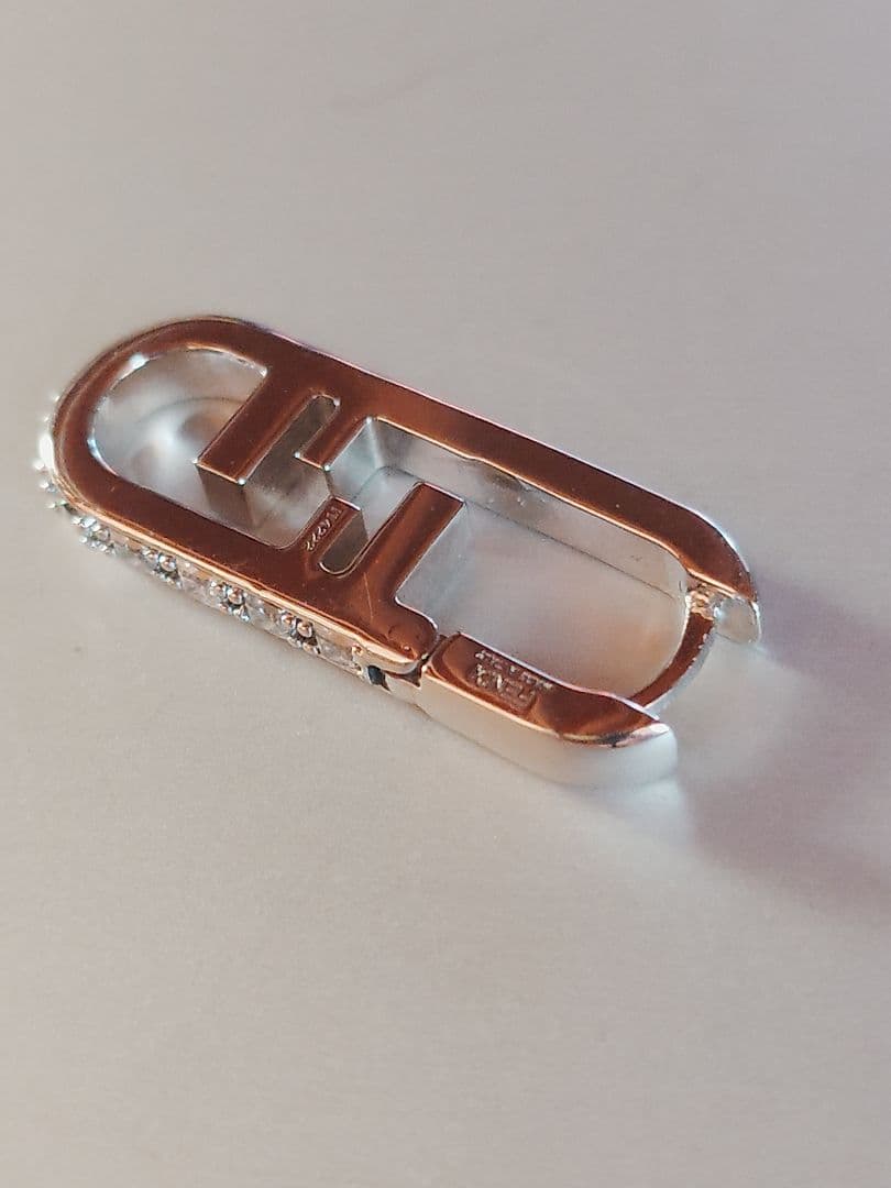 FENDI　クリスタル装飾 安全ピン型ピアス(片耳用)