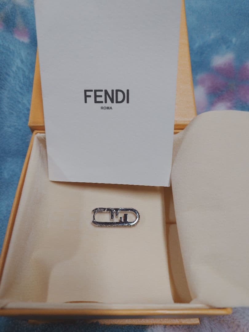 FENDI　クリスタル装飾 安全ピン型ピアス(片耳用)