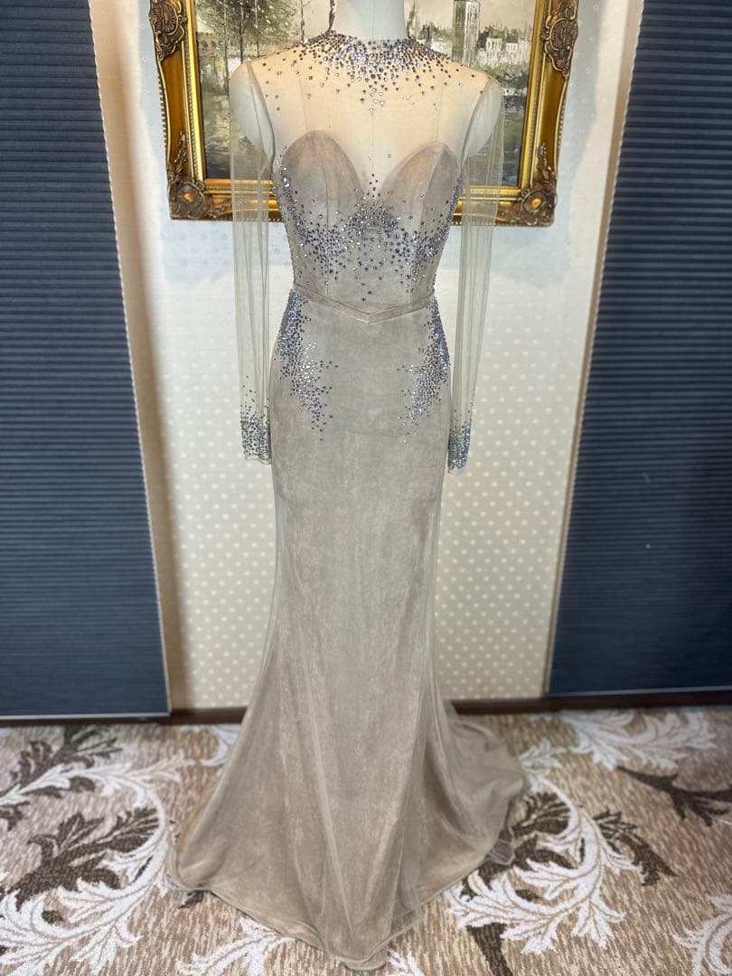 ビーズ装飾付きグレーベージュ色パーティードレス