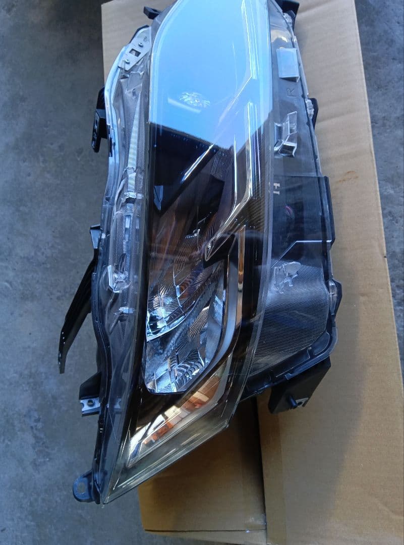 日産セレナC27 後期純正 右ヘッドライト KOITO 100-23784