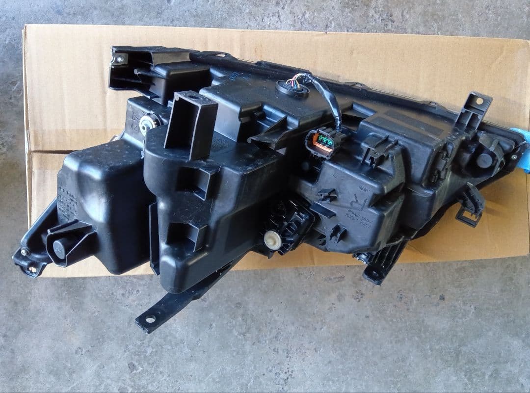 日産セレナC27 後期純正 右ヘッドライト KOITO 100-23784