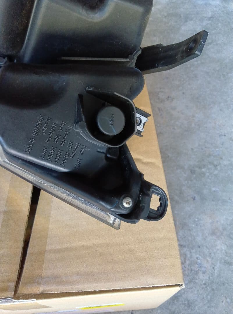 日産セレナC27 後期純正 右ヘッドライト KOITO 100-23784