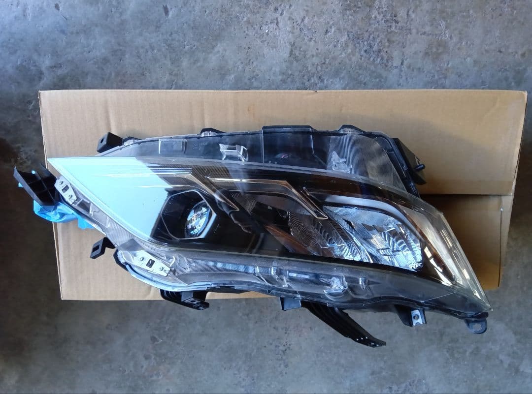 日産セレナC27 後期純正 右ヘッドライト KOITO 100-23784