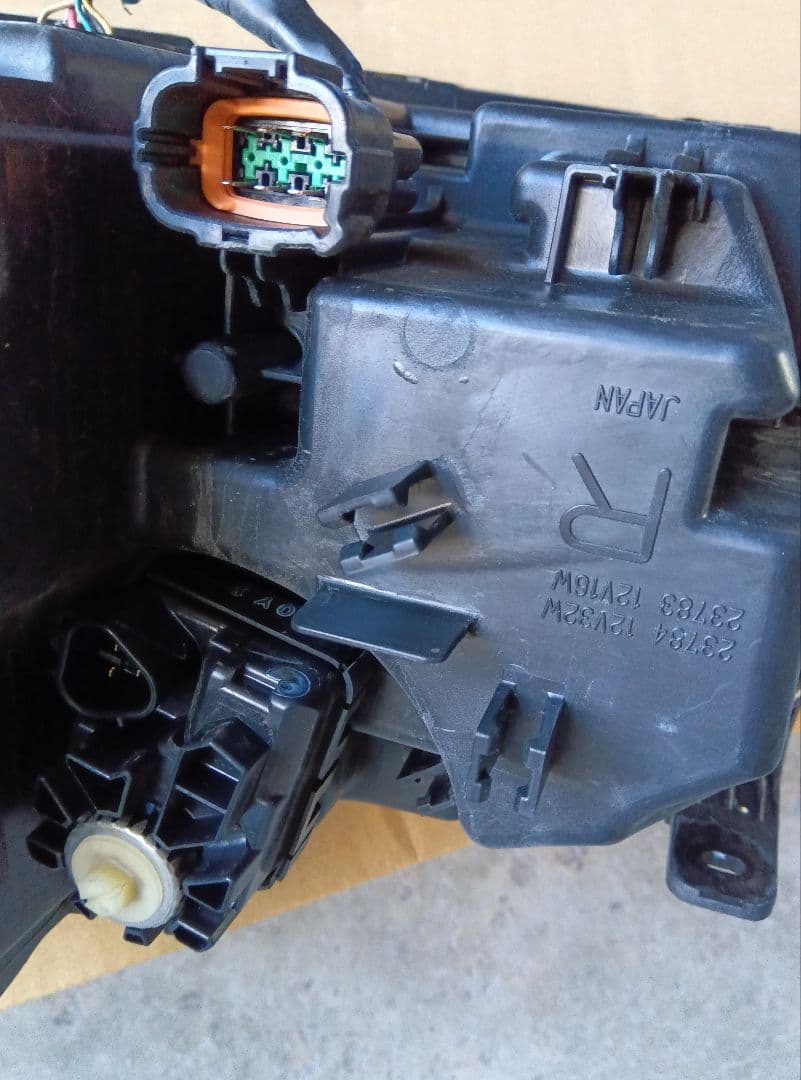 日産セレナC27 後期純正 右ヘッドライト KOITO 100-23784