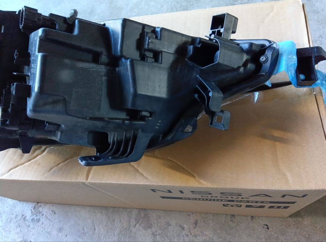 日産セレナC27 後期純正 右ヘッドライト KOITO 100-23784