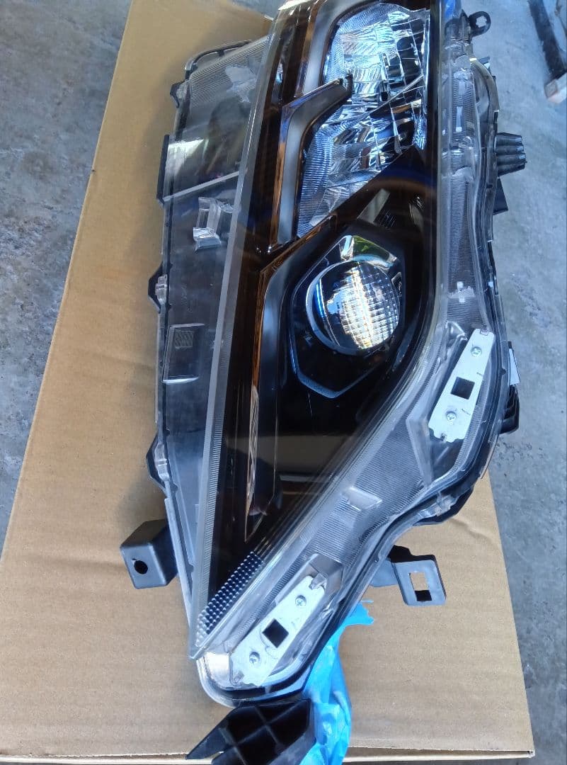 日産セレナC27 後期純正 右ヘッドライト KOITO 100-23784