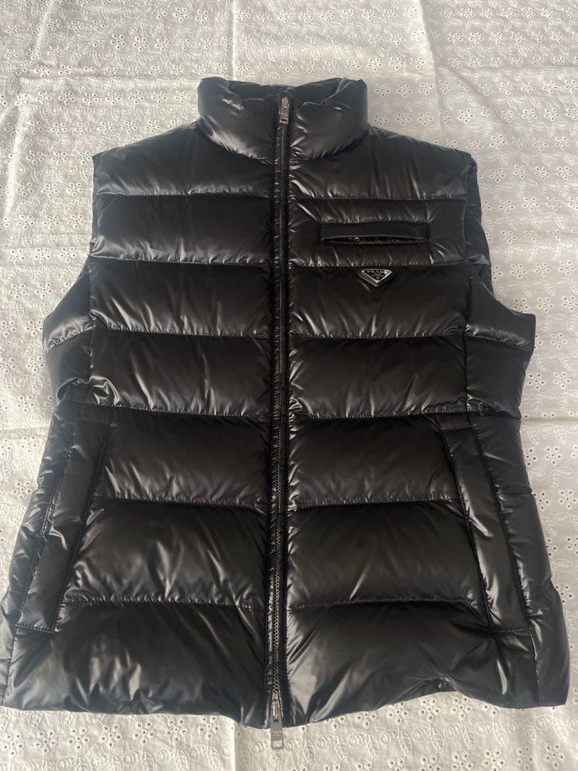 PRADA ブラック ダウンベスト　バレンタイン価格