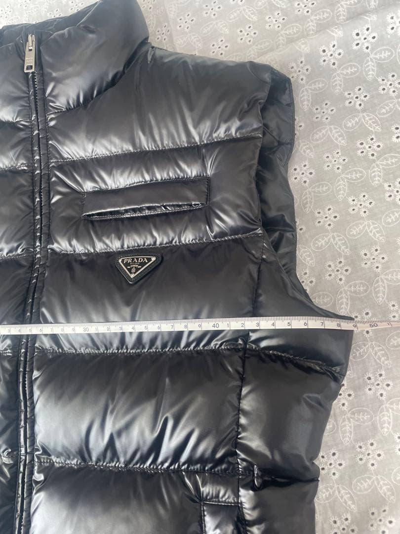 PRADA ブラック ダウンベスト　バレンタイン価格