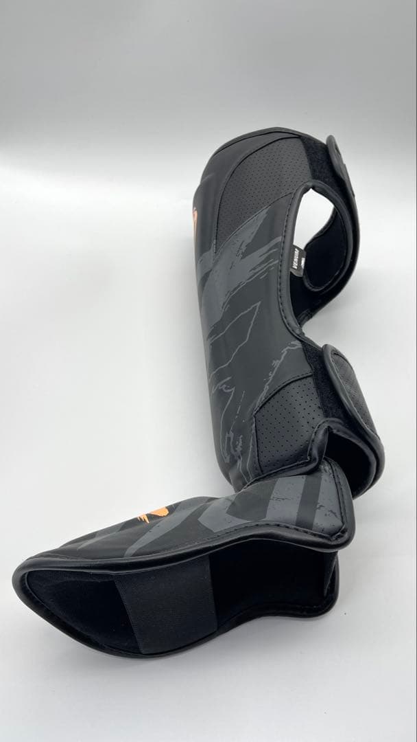 【新品】Venum S47 シンガード - ブラック/オレンジ　Mサイズ