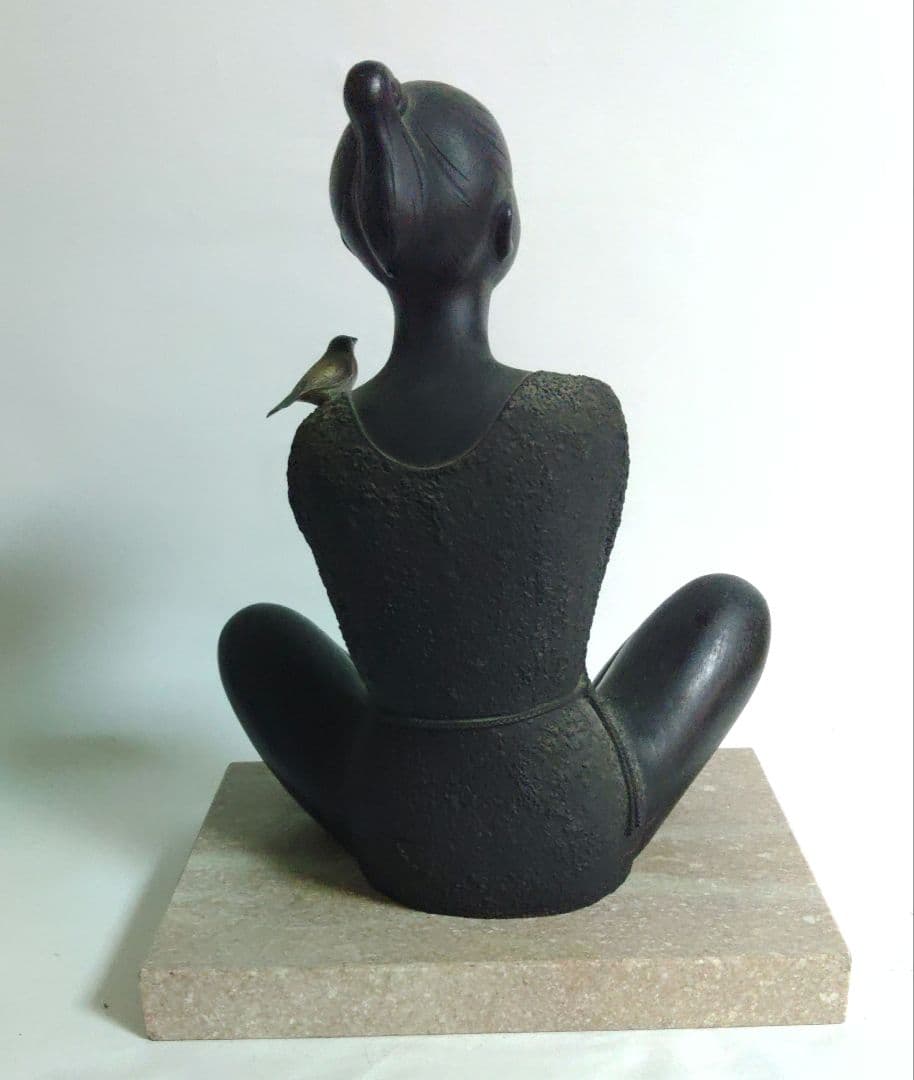 金工師　 板保次作　少女像　ブロンズ　 銅製 「おすまし」 25cm 大理石台