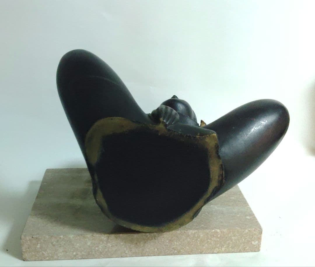 金工師　 板保次作　少女像　ブロンズ　 銅製 「おすまし」 25cm 大理石台