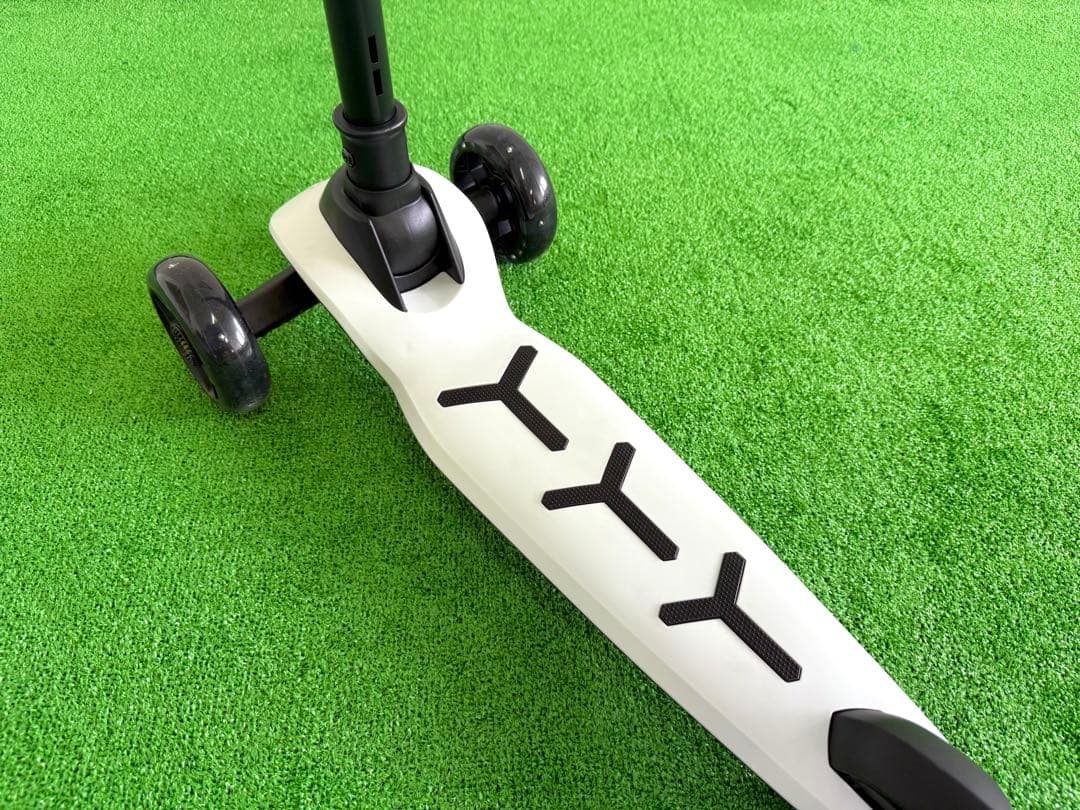 新品未使用 ランボルギーニ 三輪キックスクーター｜着脱式シート付き・高さ調整可能