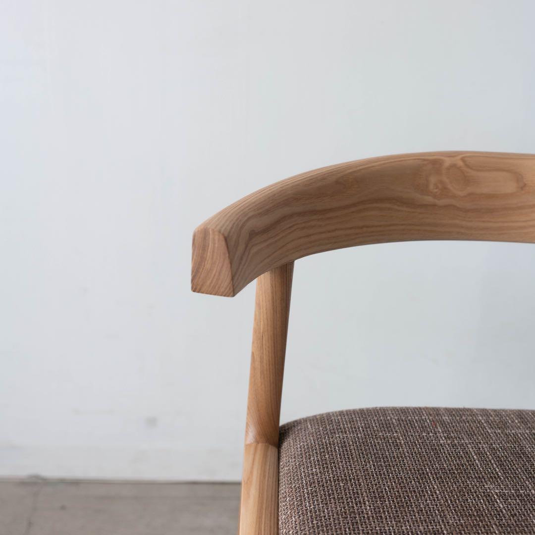 シンプルな木製ダイニングチェア