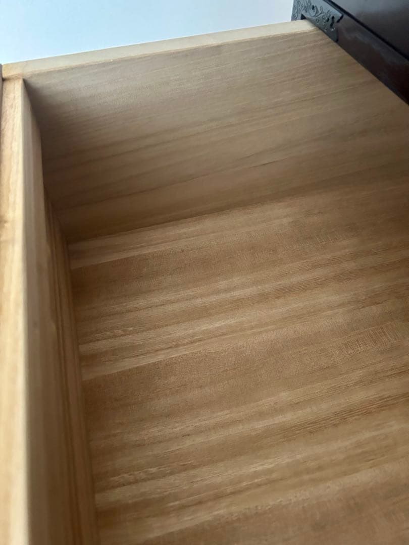 伝統的な木製の和ダンス