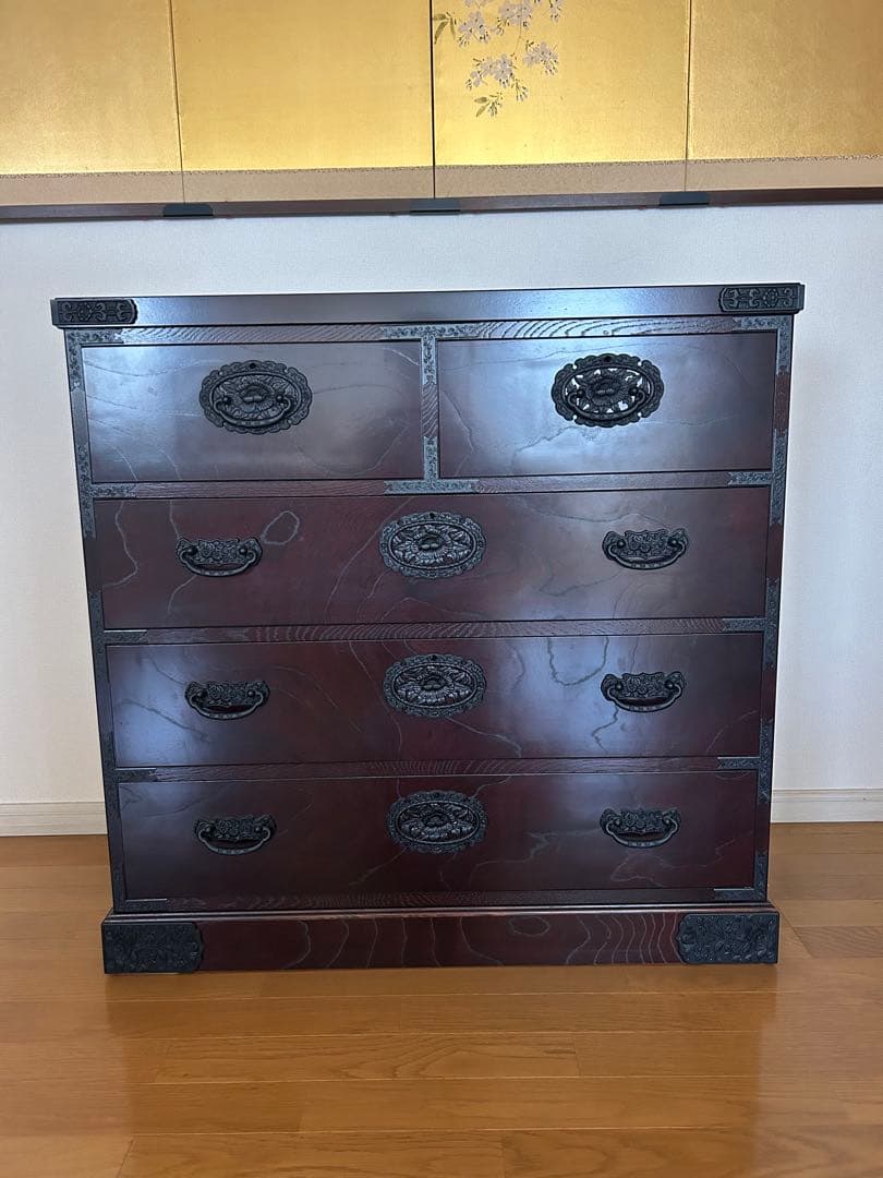 伝統的な木製の和ダンス