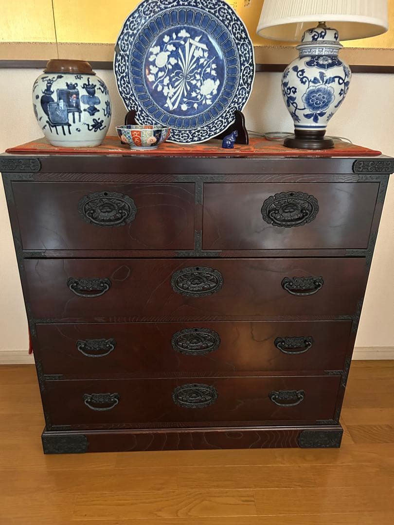 伝統的な木製の和ダンス