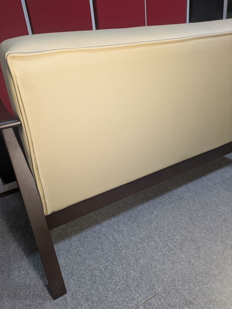 クリーム色 2人掛けソファ モダンデザイン