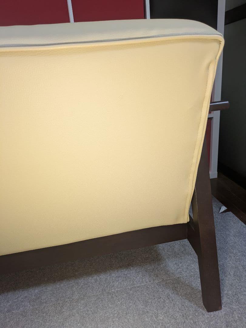 クリーム色 2人掛けソファ モダンデザイン