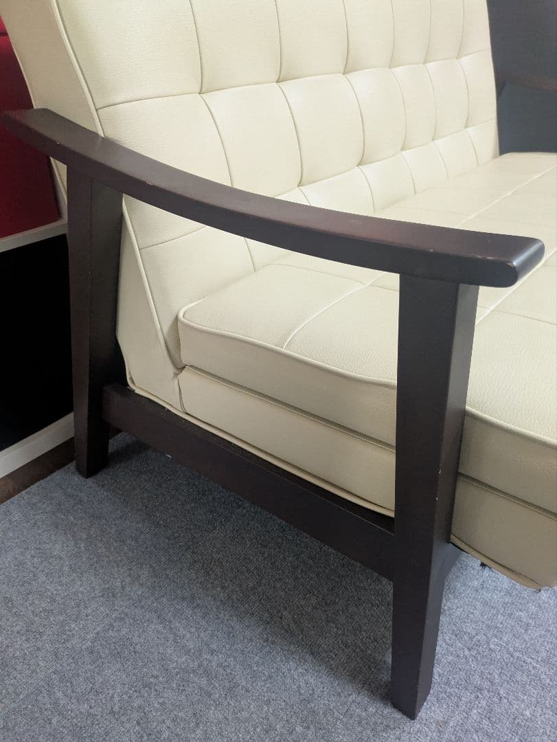 クリーム色 2人掛けソファ モダンデザイン