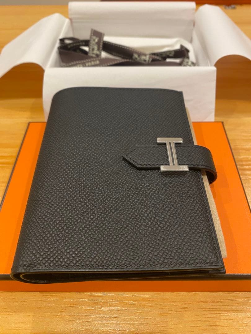 エルメス 二つ折り ベアンコンパクト ブラック/シルバー金具 K刻印 黒