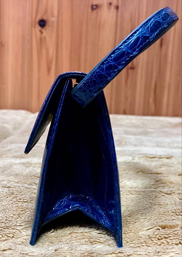 鮮やかな青色のワニ革のミニバッグ