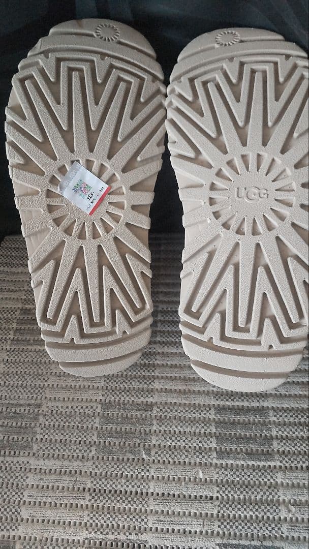 UGG 厚底ベージュサンダル