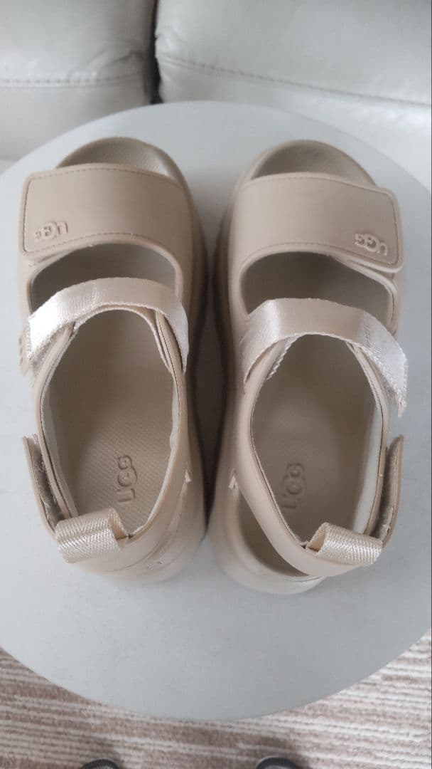 UGG 厚底ベージュサンダル