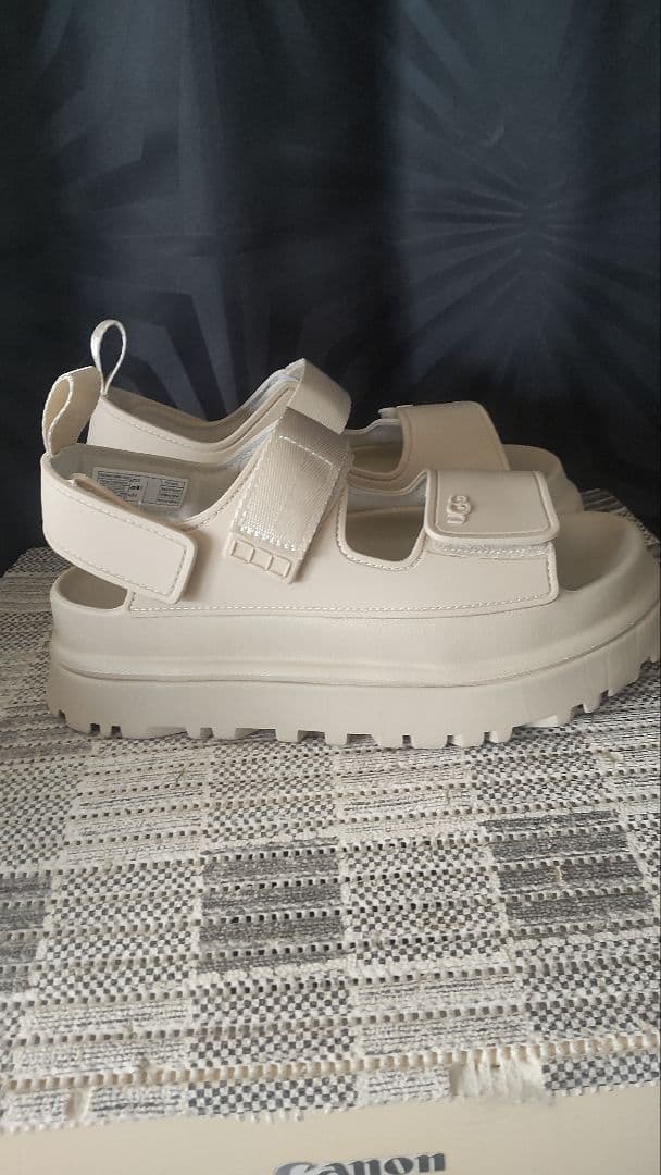 UGG 厚底ベージュサンダル