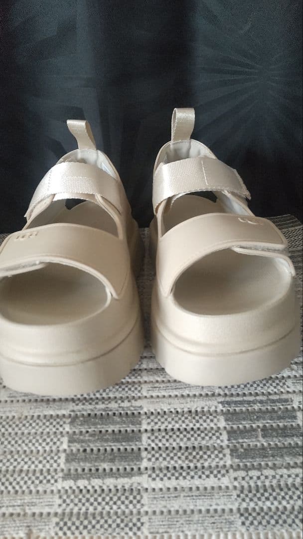 UGG 厚底ベージュサンダル
