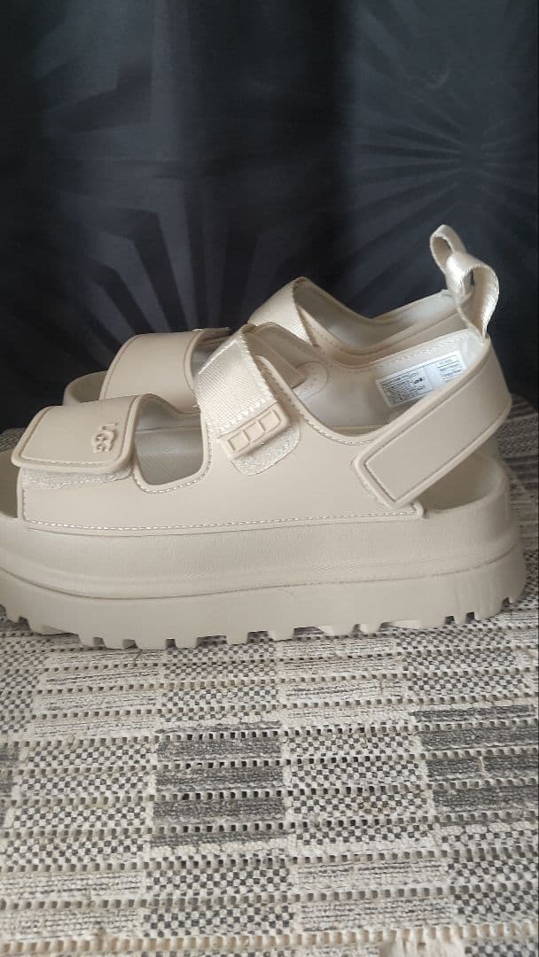 UGG 厚底ベージュサンダル