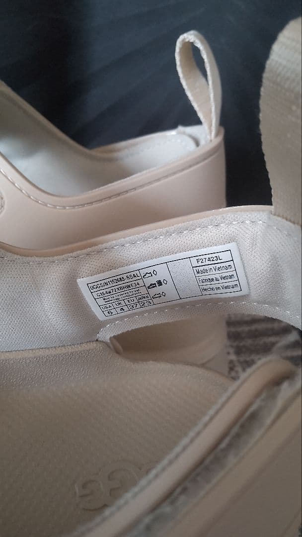 UGG 厚底ベージュサンダル