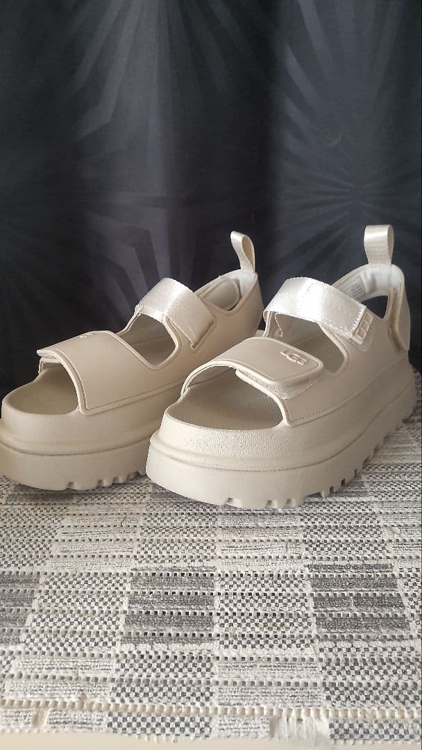 UGG 厚底ベージュサンダル