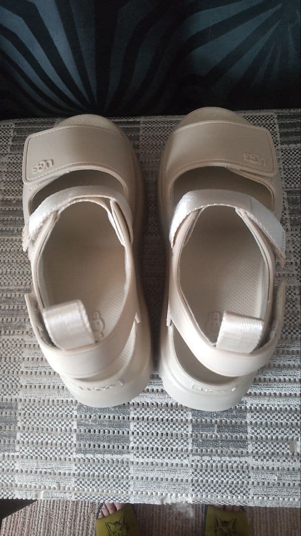 UGG 厚底ベージュサンダル