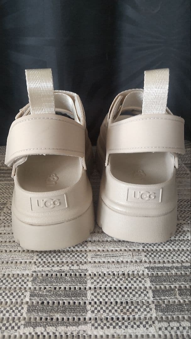 UGG 厚底ベージュサンダル