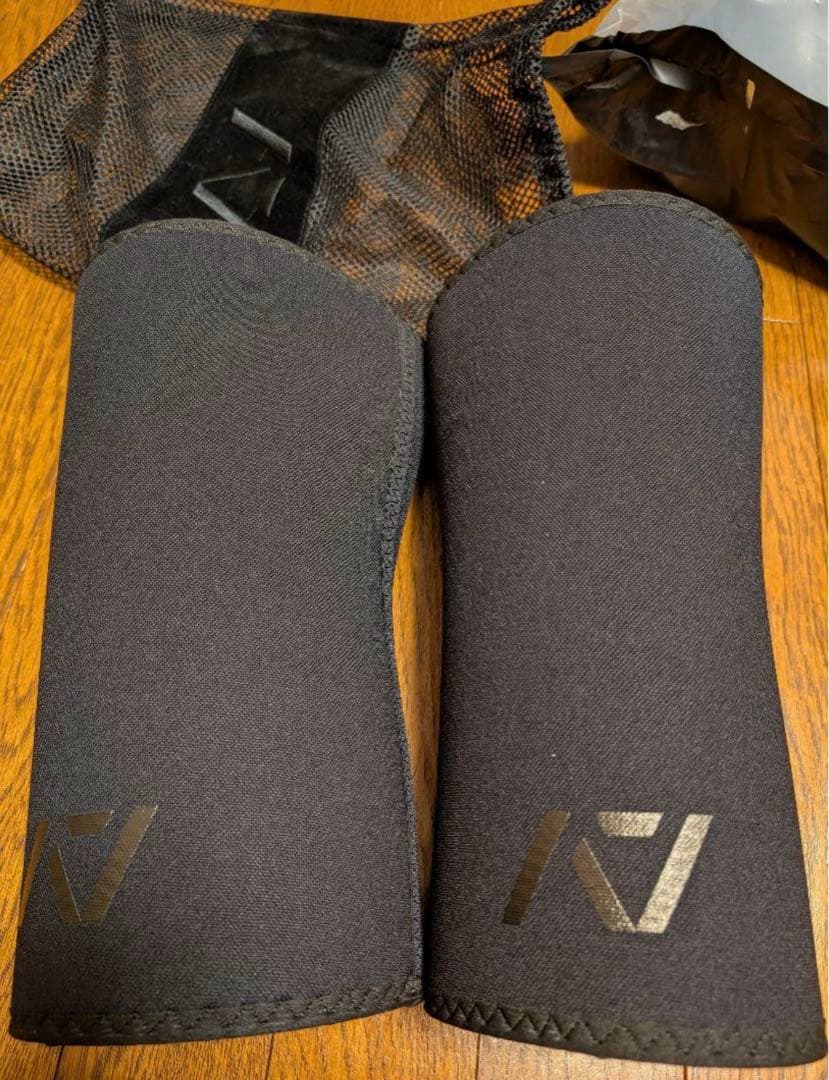 A7 HOURGLASS ニースリーブ Lサイズ　kyuu