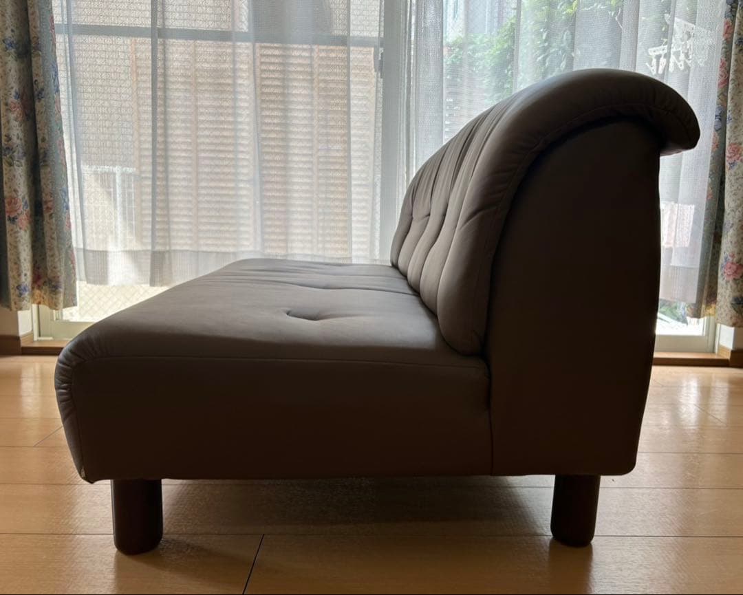 ブラウン ボタン付きクッション ローソファ