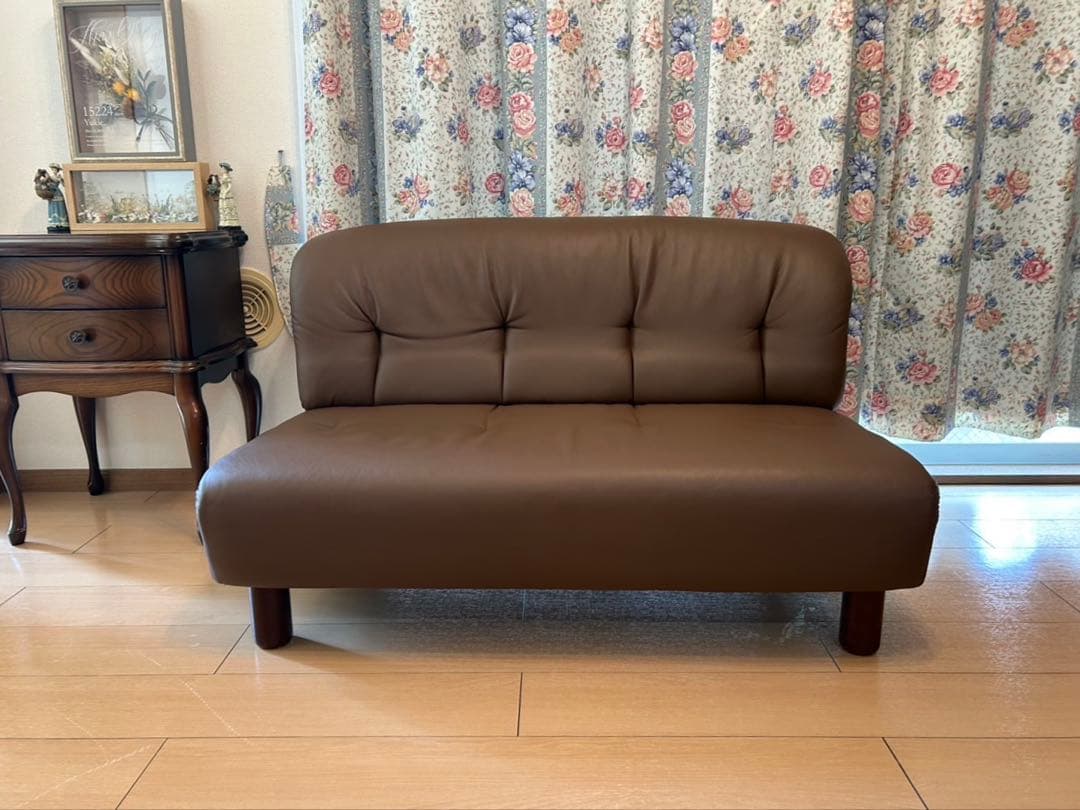 ブラウン ボタン付きクッション ローソファ