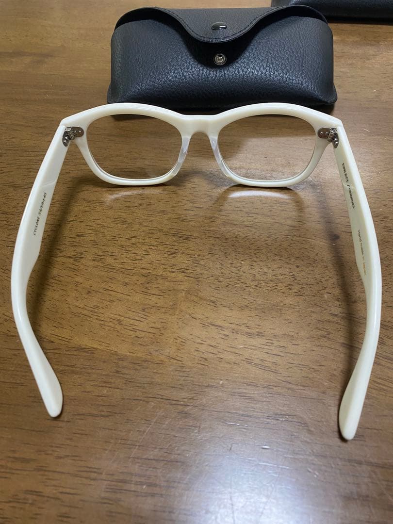 イーブルアクト調光サングラス