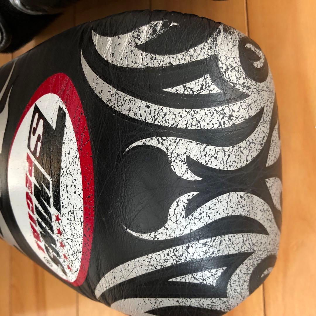 本革レザーTWINS【ツインズ】キックボクシングムエタイグローブ 黒/銀8オンス