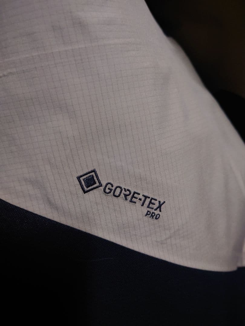 新品　Peak Performance Gore-Tex Proビブパンツ