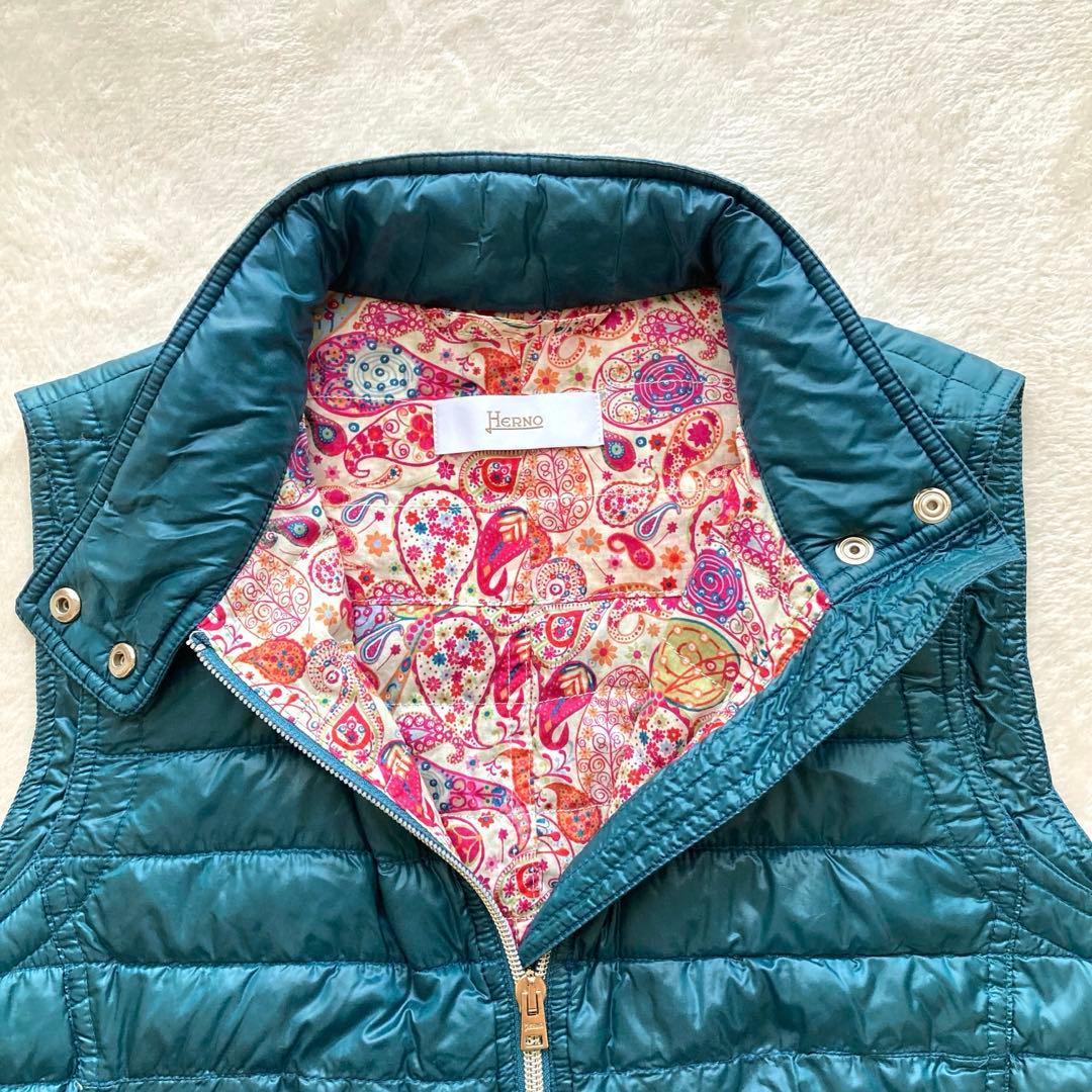 美品　ヘルノ　フェザーダウンベストジャケット　裏地総柄　ペイズリー柄　グリーン