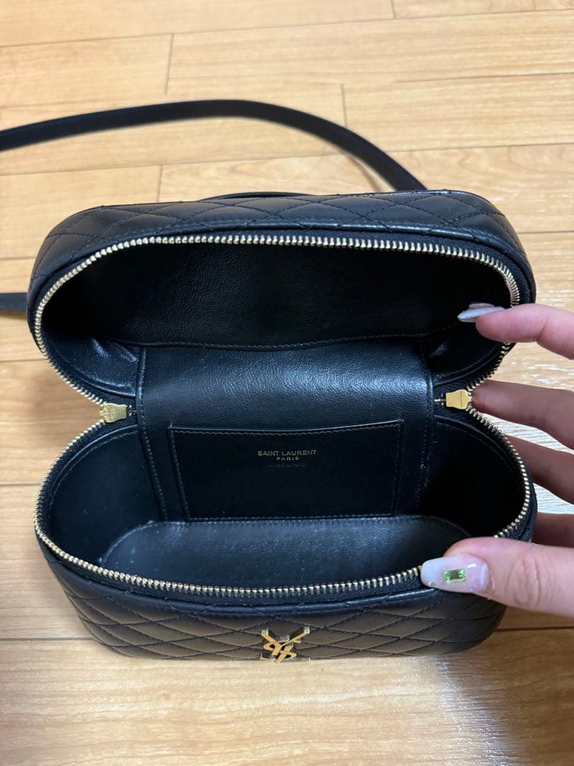 YSL ブラックレザーショルダーバッグ